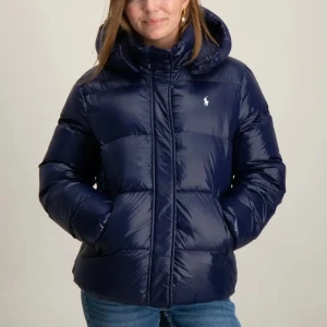polo ralph lauren jacka - säljer denna jätte snygga jackan från polo ralph lauren, den är i bra skick men använd, skriv till mig privat om ni vill ha egna bilder, storlek M (136-142) pris kan diskuteras !!