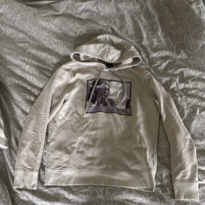 Limitato hoodie - Säljer denna brutalt feta Limitato hoodie med motiv av birgitte bardot. Tröjan är i fint skick och storlek M för fler frågor skriv till mig🤩