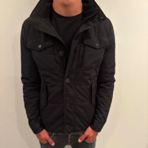 J.Lindeberg Jacka Bailey - Hej! Säljer nu denna sjukt snygga J Lindeberg jackan som är perfekt till hösten och vintern  Modellen= Bailey Storlek M Skick 9/10 Ny pris= 5000 kr Säljs för= 1299 kr