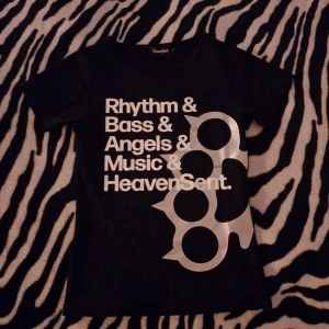 D.A.N.C.E Heavensent tröja - super snygg och cool tröja från heavensent som är slutsåld på hemsidan. helt ny och aldrig använd! storleken är S men känns mer som en XS, måtten är i inches på sista bilden men jag skriver ut det i cm: bröst 73cm, längd 56cm, axlar 33cm. (frakt och tull tillsammans blev dyrt men är öppen till rimliga offers)