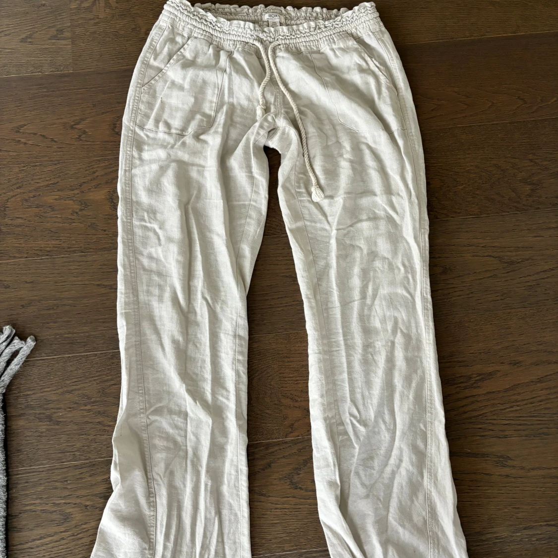 Vita linnebyxor med snörning från Roxy - 1
