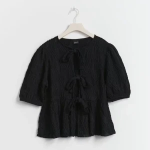 Blus ginatricot  - Ginatricot blus som knappt är använd men finns ett litet litet hål längst ner där bak men annars i ny skick.🩷 skriv vid funderingar svarar på allt, pris kan såklart diskuteras och skriv för flera bilder (storlek XS) Köpt för 329 kr🩷🩷