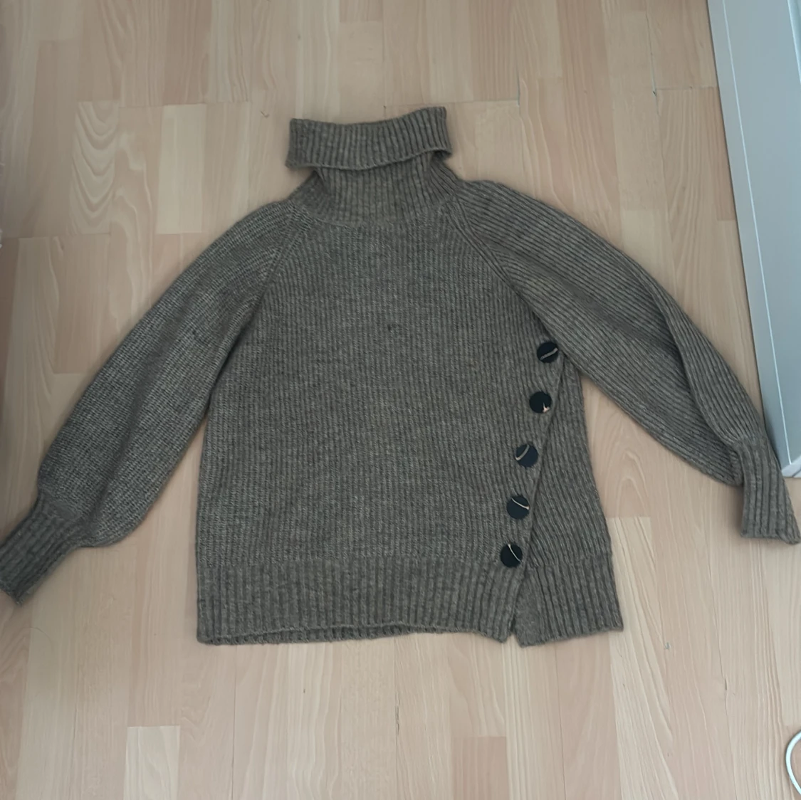 Beige polotröja från Freequent med knappar