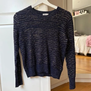 Mörkblå glittrig stickad tröja Filippa K - Supersnygg mörkblå stickad tröja från Filippa K. Storlek xs.💗