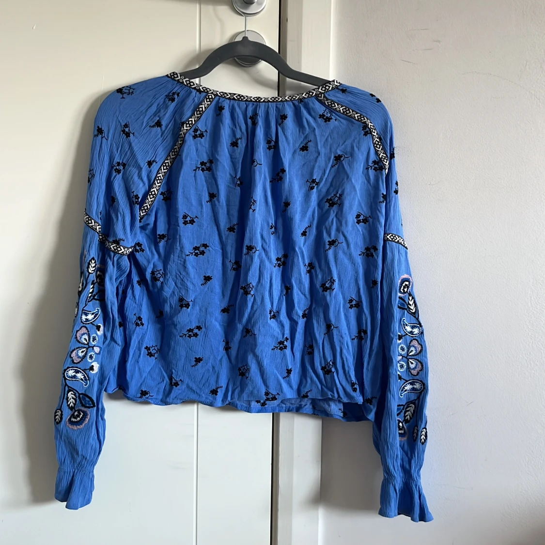 Blå broderad blus med v-ringning - 1