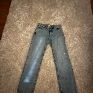 Ljusblå raka jeans - Säljer ett par ljusblå jeans från Perfect Jeans i rak modell. Klassisk femficksdesign, bälteshällor och knappgylf. Jeansen har en enkel, tidlös look och är tillverkade i denim med snygg tvättad finish.
