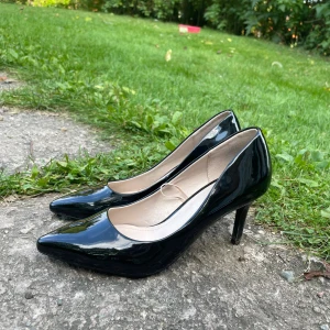 Svarta pumps strl 37 - Perfekta till en klänning eller ett par jeans. Endast använda en gång. 