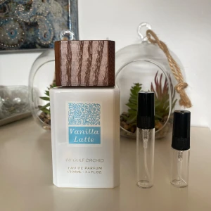 Vanilla Latte 5ml decant - Säljer 5ml (50kr)/ 3ml (40kr) av denna supergoda Vanilla Latte från Gulf Orchid. Top notes: Caramel and Butter; middle notes: Jasmine, Tonka and Honey; base notes: Amber, Vanilla and Musk. Riktigt god höst och vinter doft, passar särskilt bra för dig som tycker om Bianco Latte. Postar snabbt i vadderat kuvert!💌