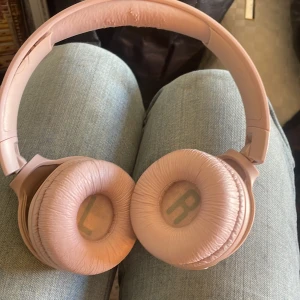 Hörlurar  - Den är lite sliten men ändå bra skick 