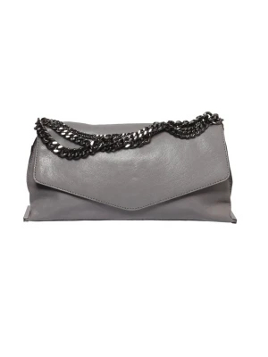 Milly väska  - Snygg grå väska från Milly i mjukt skinn med cool kedjerem i metall. Väskan har en stilren design med viklock och diskret logga på baksidan. Perfekt storlek för det viktigaste och ger en edgy touch till din outfit.