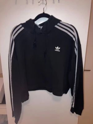 💙 Adidas Hoodie – Trendig passform ✨ Perfekt längd & super clean 🛍️ - Säljer en Adidas-hoodie som sitter så snyggt 😍✨ Den är nästan croppad, men inte croppad alls – den hänger precis vid magen och ger en perfekt, trendig passform 💙🧥 Superbekväm och lätt att styla till vardags 👖👟 Funkar lika bra med jeans som mjukisbyxor ✨ Just nu rensar jag garderoben och hoppas att den här hoodien kan få ett nytt hem hos någon som kommer använda och älska den 🫶🛍️ Hör av dig vid frågor! 💬📸