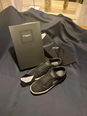 Saint Laurent skor - Snygga svarta Saint Laurent skor || Storlek 42 || bra skick nästan ny || box och dustbag medföljer || pris kan diskuteras vid snabb affär 