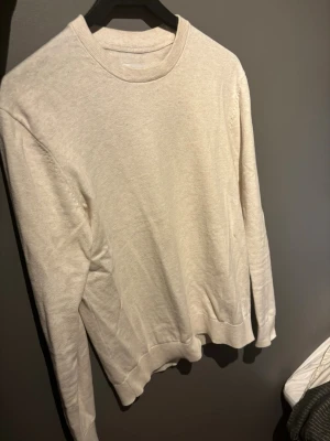 Vit tröja från These Glory Days - Säljer en stilren vit tröja från These Glory Days i storlek medium. Tröjan har rund halsringning, långa ärmar och är tillverkad i mjuk bomull. Perfekt för dig som gillar minimalistisk och clean stil.