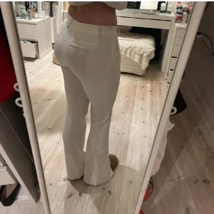 Lågmidjade kostymbyxor  - Lågmidjade kostymbyxor med slits nedtill från bikbok, knappt använda då de är för små! ❤️