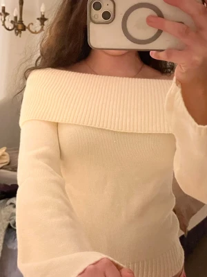 Krämvit off shoulder tröja  - Har haft denna ett tag så vet tyvärr inte vart den är ifrån🥹💕 Skulle säga att den är storlek XS/S pris kan absolut diskuteras!! 