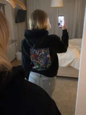 Hoodie med tryck - Supersnygg hoodie med tryck på ryggen