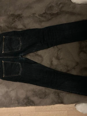 Nudie jeans  - Stilrena nudie jeans. Autentiska och I riktigt bra skick. Priset är inte hugget i sten som kom gärna med prisförslag oavsett hur litet. Fraktar en dag eller samma dag efter köp. Storlek 34/36 