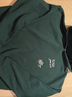 Redefined hættetrøje - Sælger denne fede hættetrøje med et fedt tryk ombag på!  Det er en størrelse Large og er ikk blevet brugt. Den fremstår som ny. Prisen er 299-. Men du velkommen til og byde! Det en størrelse Large