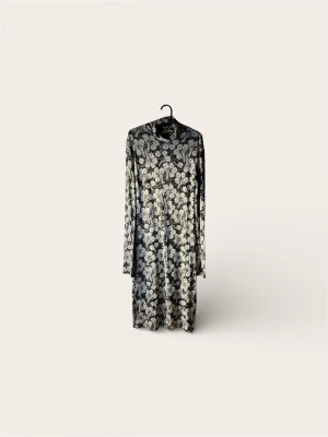 Svartvit blommig klänning Rodebjer - Säljer en svartvit klänning från Rodebjer med blommigt mönster och polokrage. Klänningen har lång ärm och rak passform, perfekt för dig som gillar stilrena men ändå unika plagg. Materialet känns mjukt och följsamt. Skriv vid funderingar 😀