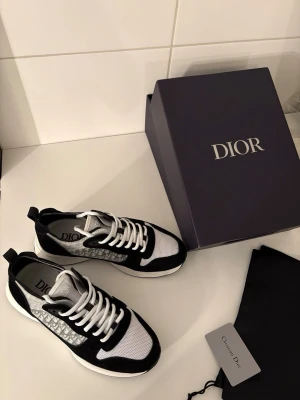 Dior b25 skor - Jag säljer ett par b25 dior skor som är i helt ny skick. Med original kartong och dust bag.
