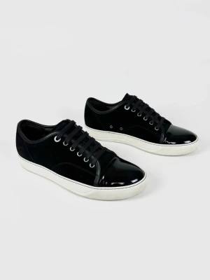 Lanvin cap toe skor - | Säljer ett par Lanvin cap toe sneakers i riktigt bra använt skick | Storlek: 39/UK5 | Enbart skorna ingår | Hör av dig vid frågor eller funderingar