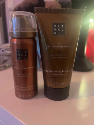 Rituals - Hej! Jag säljer en ultra hydrating black soap 70ml och en body lotion mousse 50ml i serien THE RITUAL OF HAMMAM🤎. Båda är OANVÄNDA och fick de i min julkalender. Kom gärna med prisförslag.
