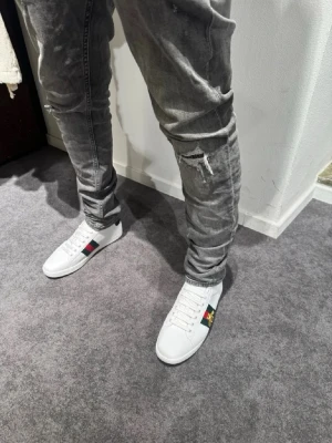 Gucci Ace - Säljer ett par vita Gucci Ace sneakers med klassiska gröna och röda sidoband och guldbroderad bi. Storlek 42 helt nya skriv vid eventuella frågor. Pris kan diskuteras.