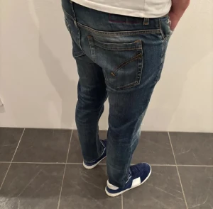 Dondup jeans - Dondup Jeans | modell George | storlek 34 men sitter som 32, uppsydda! | skick 9/10! | nypris runt 4k, mitt pris endast 979! | Slitningar från Fabrik, mycket populär modell! | Vid osäkerhet fråga om mått eller fler bilder! |