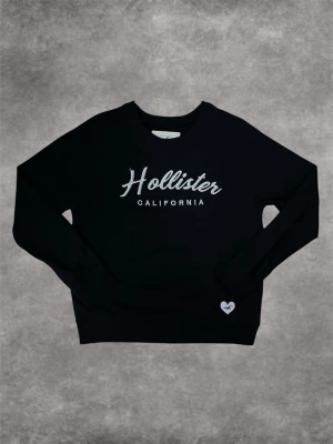 Hollister sweatshirt  - Fin marinblå  Hollister sweatshirt i storlek S, mycket bra skick. Skriv för frågor eller funderingar 🙏🏼