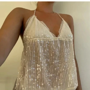 paljettprydd linne  - Säljer denna snygga glittertopp från Pull & bear, köpt för 299kr. Den har tunna axelband och paljetter över hela tyget. Perfekt att ha till en festlig kväll✨🌸💓