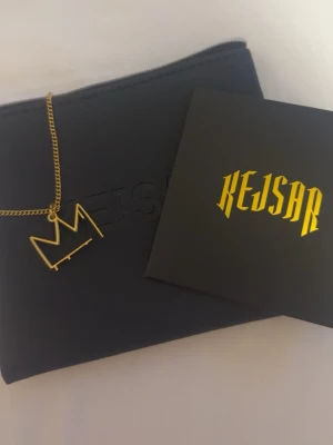 Hov1 halsband  - Jag säljer mitt Hov1 halsband ifrån Kejsar nu, det går ej att köpa från Kejsar längre. Kejsar var dom som gjorde halsbanden Dante kastade ut ifrån scen på sista konserten, så detta halsbandet har jag ej fått ifrån konserten, utan köpt från märket som gjorde halsbanden åt Hov1. Inget är fel på det det har bara inte kommit till användning. Du får halsbandet i denna fina läder/skinn påse (vet ej vad det är) och så får du med en puts duk. Vid fler frågor, skriv till mig!!❤️