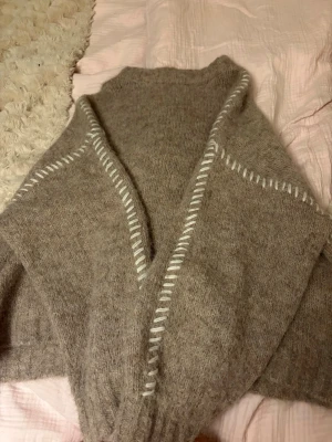 Fin stickad tröja - Säljer denna fina stickade beiga tröjan som knappt är använd! Från JDY