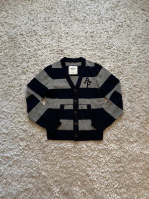 Abercrombie & Fitch kofta Kashmir mix blå grå - Snygg kofta från Abercrombie & Fitch, använd men i gott skick. Storlek M, tveka inte på o skriva vid fler frågor!