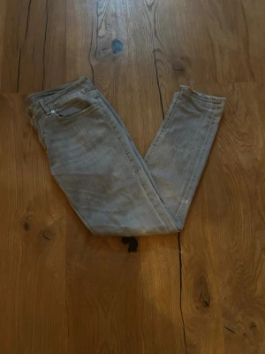 Grå jeans från Dondup  - Rikigt snygga gråa jeans från dondup. Jeansen är i storlek w28 och har passformen slimfit. Nypris ligger på ungefär 1899 kr, mitt pris endast 449 kronor, vid frågor eller funderingar är det bara och skriva till mig.