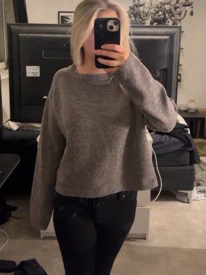 Grå/ mörkbrun stickad tröja - säljer en mörkbrun stickad tröja från lager 157 då den aldrig kom till användning. helt ny och jag har aldrig använt den. den är super mysig och super fin🥰