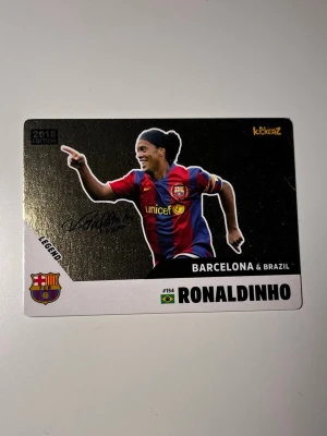 Kickerz Ronaldinho  - Fotbollskort från Kickerz (2018) med Ronaldinho innehåller även en autograf.