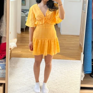 Karen Millen miniklänning  - Gul klänning från Karen Millen.  Längd: 79cm Midjemått: 75cm För ref. är jag ca 160cm. 