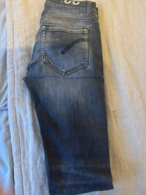 Dondup jeans  - Hej säljer dessa dondup jeans i w28 som är i ett fint skick med en liten deffekt som enkelt går att sy i hop dessas jeans är i modell George kom privat för frågor