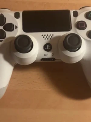 PlayStation DualShock 4 Wireless Controller - Vit PlayStation DualShock 4 trådlös handkontroll i fint skick. Passar till PlayStation 4 och har touchpad, inbyggd högtalare och hörlursuttag. Alla knappar och spakar ser hela ut, inga synliga skador eller större slitage.