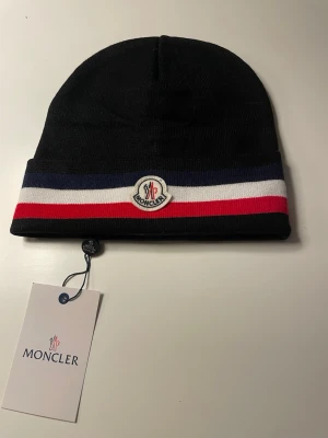 Moncler mössa - En moncler mössa i toppskick inga storlekar inga komplikationer bara en perfekt mössa för vintern 