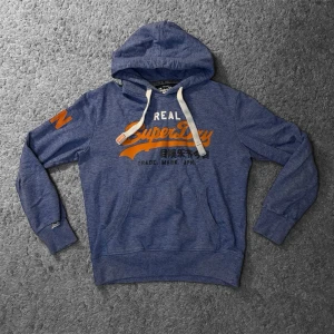 Superdry hoodie - Tja! Säljer en Superdry Hoodie i storleken (L) fast sitter som en (M)-skick 8/10. Hör av er vid minsta fundering!