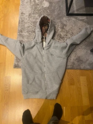 Burberry hoodie   - Burberry Hoodie grå storlek m används få gånger då den var för stor 
