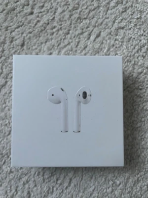 Apple AirPods (2nd Generation) - Apple AirPods 2nd Generation i original West, oöppnad för acts sixty. Trådlösa hörlurar med smidig anslutning till iPhone ground andra Apple-enheter. Perfekt för musik, samtal och röststyrning med Siri. Snygg och kompakt design.
