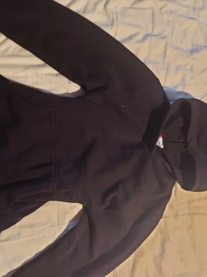 Hoodie - Säljer min supergulloga svarta hoodie,lite nopprig men fortfarande fin.☺️💕