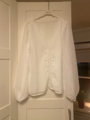 Superfin sommarblus  - Supergullig vit blus från shein som inte kommer till användning🫶genomskinlig i ryggen och v-ringad framtill, broderad längst ner vid ärmarna. Lappen är bortklippt men skulle säga att den passar storlek M