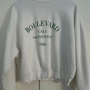 Vit sweatshirt  - Använd max 3 gånger, är i bra skick.