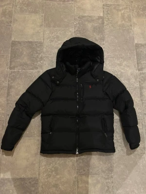 Ralph lauren jacka  - | Säljer nu min Ralph jacka på grund av att den inte används | jackan är i mycket bra skick utan tecken på användning | om ni har frågar så skriv gärna till mig!!!