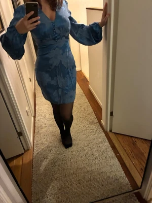 Blommig blå kortklänning Trendyol - Supersnygg blå festklänning från Trendyol