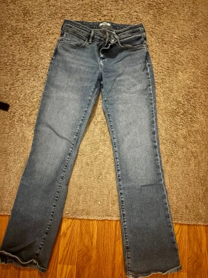 Wrangler blå bootcut jeans - Säljer dessa wrangler jeans eftersom de inte kommer till användning. Jeansen är bootcut och midwaist med inga defekter💕Köptes för 999, därefter priset😇