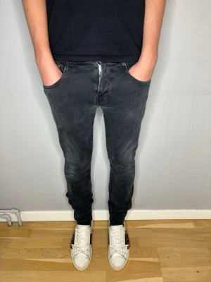 Replay Jeans - Replay Anbass Hyperflex Jeans| Storlek: 30/34| Modellen är 177 cm| Skick: 9/10 enda defekten är på bild 4,5 där det är missfärgat| Pris: 349kr| Priset går alltid att diskutera!|